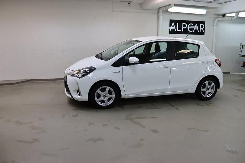 Vit Begagnad 2018 Toyota Yaris Hybrid Halvkombi | 159 900 kr (Bra pris) - Bild 1/4