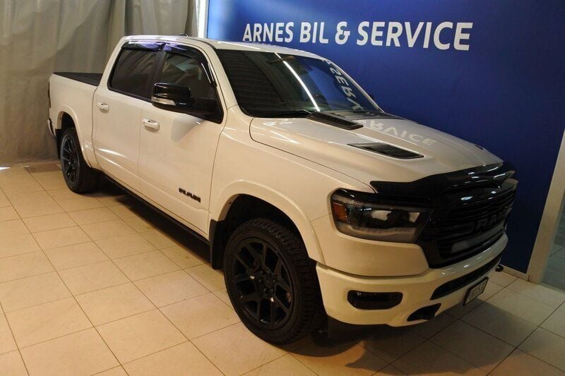 Vit Begagnad 2021 RAM 1500 Pickup | 730 000 kr (Superpris) - Bild 1/4