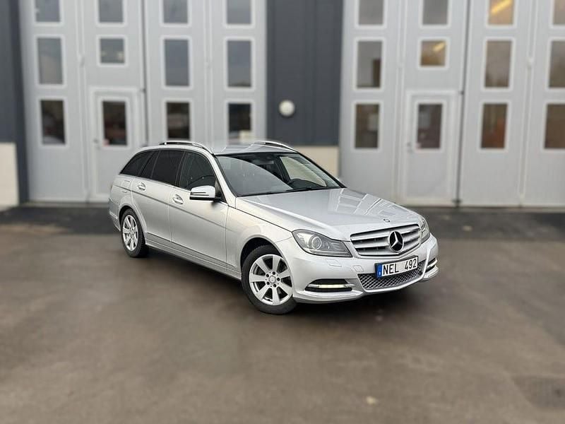 Silver Begagnad 2013 Mercedes C200 Avantgarde Kombi | 109 900 kr (Marknadspris) - Bild 1/4