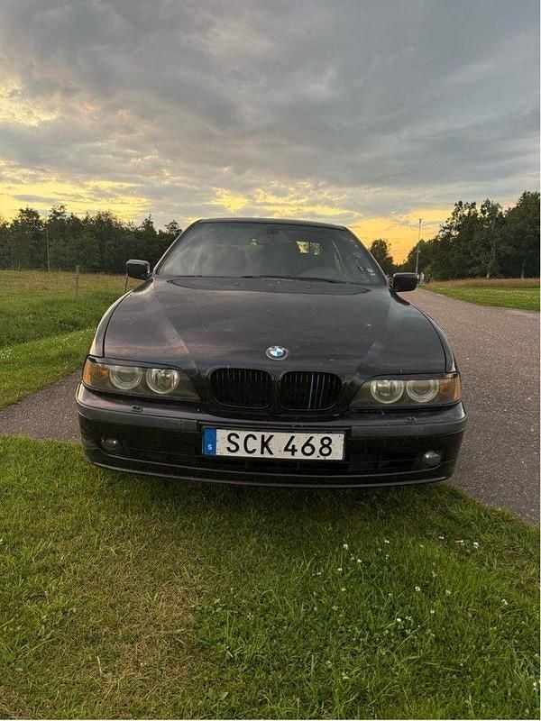 Blå Begagnad 2001 BMW 525 M Sport Sedan | 20 990 kr (Bra pris) - Bild 1/4