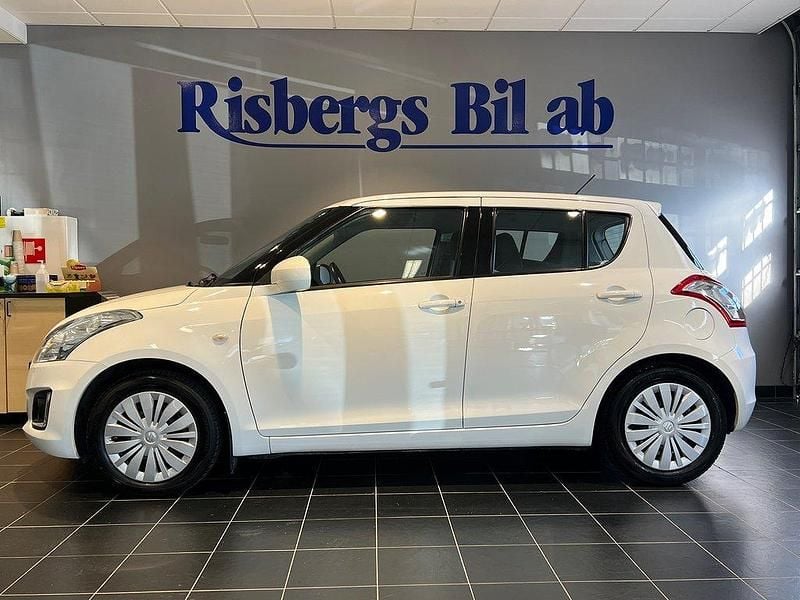 Vit Begagnad 2015 Suzuki Swift Halvkombi | 74 900 kr (Marknadspris) - Bild 1/4