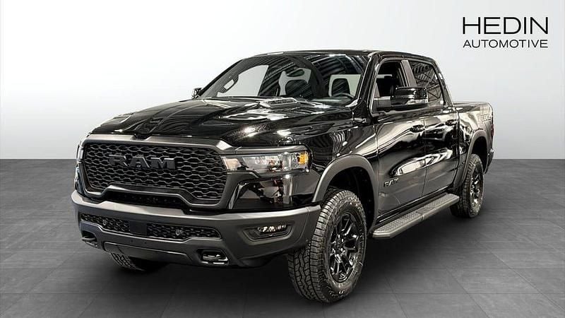 Svart Ny 2025 RAM 1500 Pickup | 1 047 920 kr (Superpris) - Bild 1/4