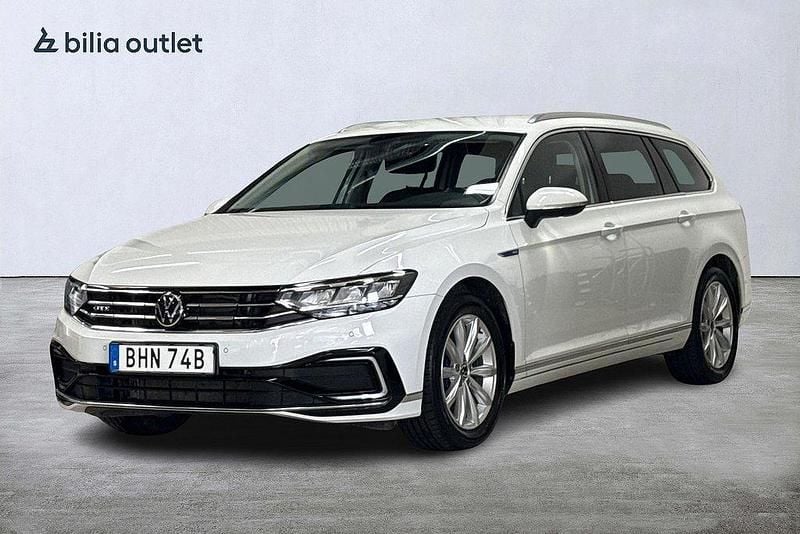 Vit Begagnad 2021 VW Passat GTE Kombi | 249 900 kr (Marknadspris) - Bild 1/3