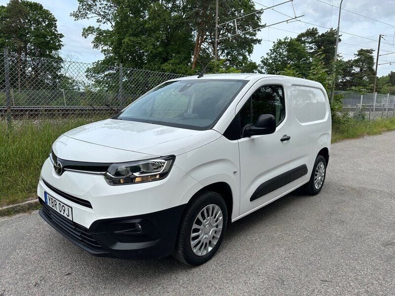 Vit Begagnad 2022 Toyota Proace City Van | 256 250 kr (Marknadspris) - Bild 1/4
