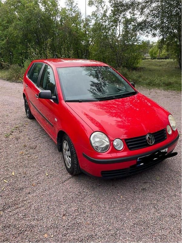 Röd Begagnad 2003 VW Polo Basis Halvkombi | 25 000 kr (Marknadspris) - Bild 1/4
