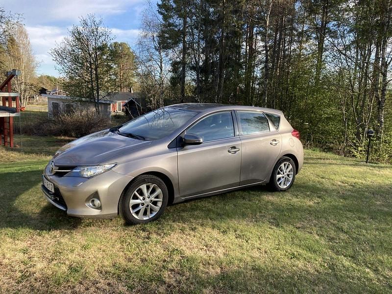 Brun Begagnad 2013 Toyota Auris Active Halvkombi | 89 500 kr (Bra pris) - Bild 1/4