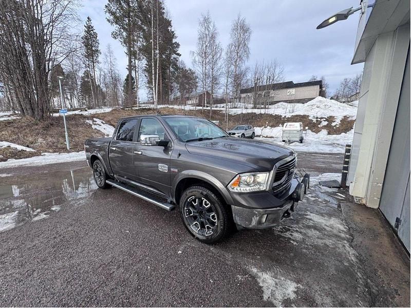 Grå Begagnad 2018 RAM 1500 Pickup | 200 000 kr (Marknadspris) - Bild 1/4
