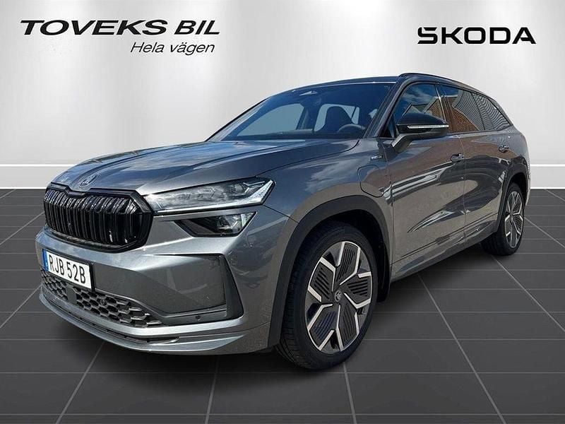 Grå (graphite grey metallic) Ny 2025 Skoda Kodiaq SportLine SUV | 556 800 kr - Bild 1/4