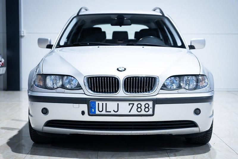 Begagnad BMW 320 170 HK (125 kW) 2003 Ljusgrå Kombi
