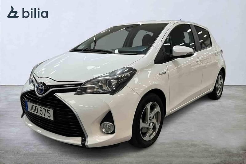Vit Begagnad 2015 Toyota Yaris Hybrid Halvkombi | 149 900 kr (Dyr) - Bild 1/1