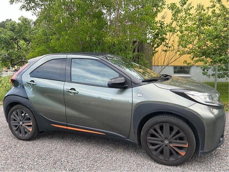 Grön Begagnad 2022 Toyota Aygo Limited Halvkombi | 196 000 kr (Marknadspris) - Bild 1/4