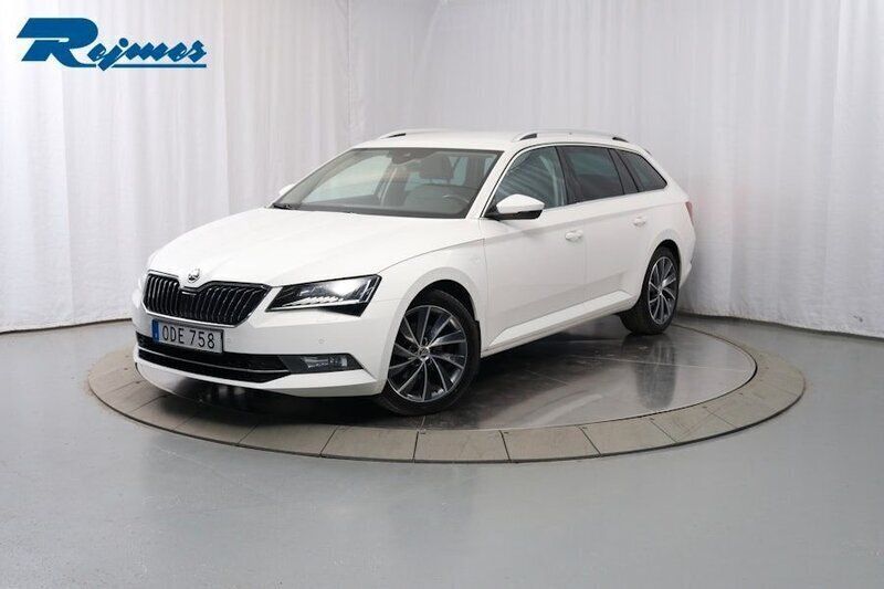 Vit Begagnad 2016 Skoda Superb Kombi | 189 800 kr (Marknadspris) - Bild 1/4