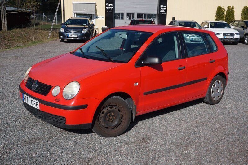 Röd Begagnad 2003 VW Polo Halvkombi | 29 900 kr (Marknadspris) - Bild 1/4