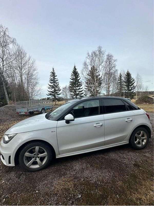 Vit Begagnad 2014 Audi A1 Sportback Sport Halvkombi | 130 000 kr (Marknadspris) - Bild 1/4