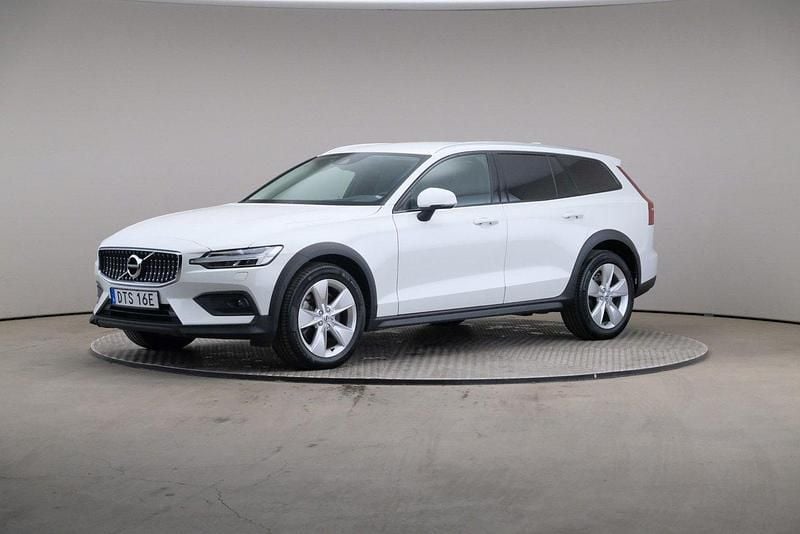 Vit Begagnad 2022 Volvo V60 CC Kombi | 365 000 kr (Marknadspris) - Bild 1/4