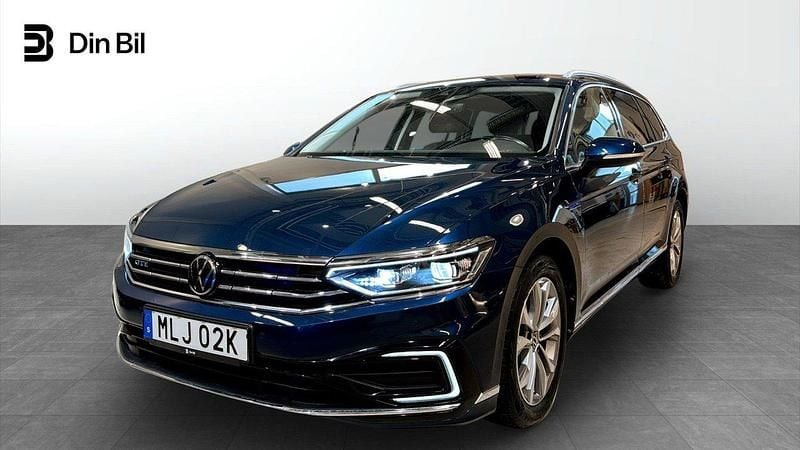 Blå Begagnad 2022 VW Passat Executive Kombi | 349 900 kr (Dyr) - Bild 1/4