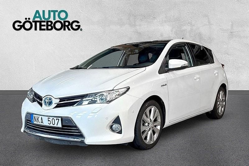 Vit Begagnad 2013 Toyota Auris Hybrid Executive Halvkombi | 129 900 kr (Marknadspris) - Bild 1/4