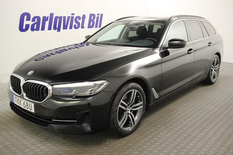 Svart Begagnad 2022 BMW 520 Kombi | 419 000 kr (Marknadspris) - Bild 1/4