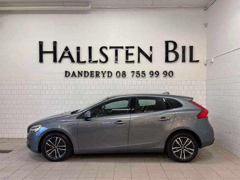Grå Begagnad 2016 Volvo V40 Business Edition Halvkombi | 139 000 kr (Marknadspris) - Bild 1/4