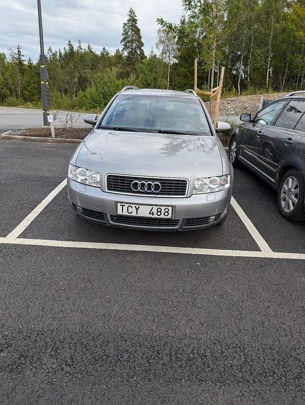 Grå Begagnad 2002 Audi A4 Kombi | 15 000 kr (Superpris) - Bild 1/4