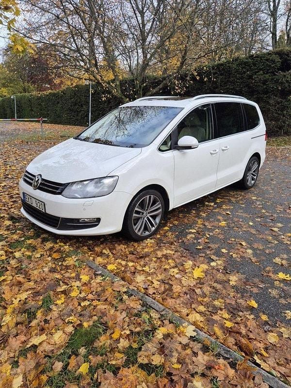 Vit Begagnad 2012 VW Sharan Minibuss | 95 000 kr (Marknadspris) - Bild 1/4