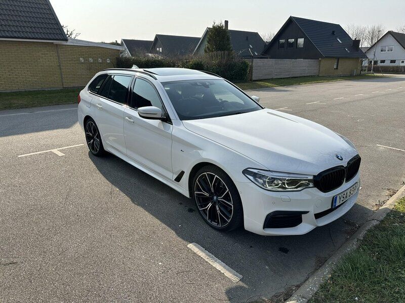 Vit Begagnad 2019 BMW 520 M Sport Kombi | 319 500 kr (Lite dyr) - Bild 1/4