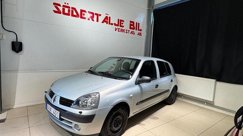 Ljusgrå Begagnad 2003 Renault Clio II Expression Halvkombi | 29 899 kr (Marknadspris) - Bild 1/4