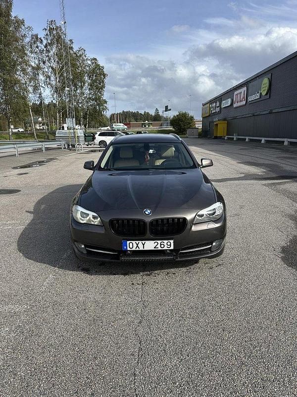 Brun Begagnad 2011 BMW 520 Kombi | 88 000 kr (Marknadspris) - Bild 1/4