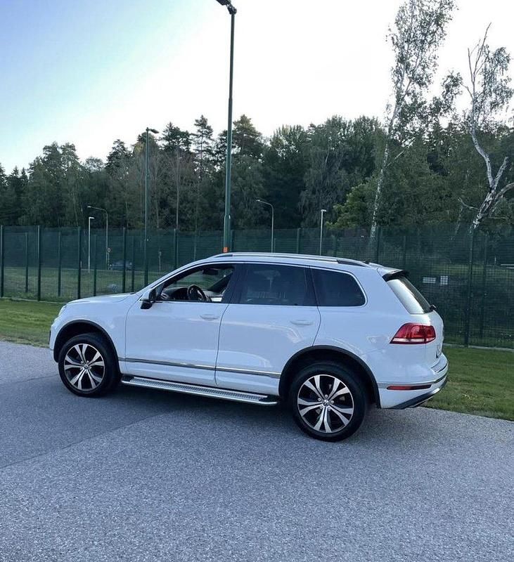 Vit Begagnad 2015 VW Touareg SUV | 259 850 kr - Bild 1/4