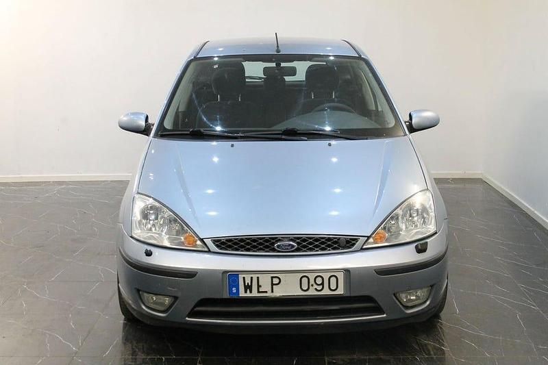 Begagnad Ford Focus 101 HK (74 kW) 2004 Ljusblå Halvkombi
