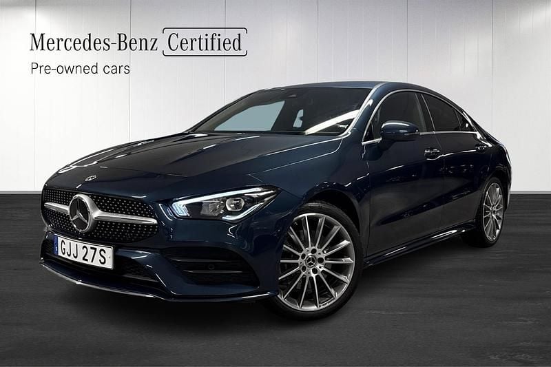 Blå (blue) Begagnad 2022 Mercedes CLA250e AMG line Sedan | 379 900 kr (Marknadspris) - Bild 1/4
