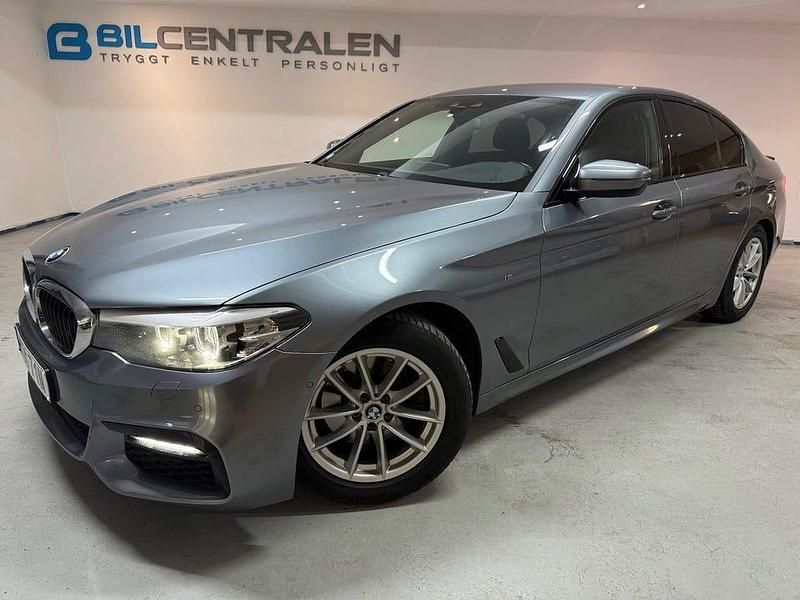 Blå Begagnad 2019 BMW 520 M Sport Sedan | 289 900 kr (Marknadspris) - Bild 1/4