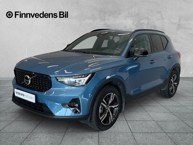 Blå Begagnad 2023 Volvo XC40 Plus SUV | 368 800 kr (Marknadspris) - Bild 1/4