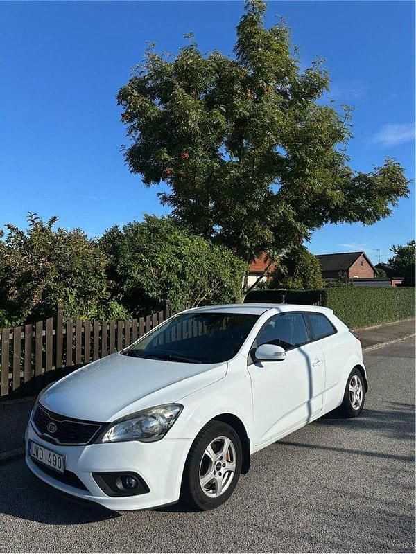 Vit Begagnad 2012 Kia ProCeed Halvkombi | 35 000 kr (Marknadspris) - Bild 1/4