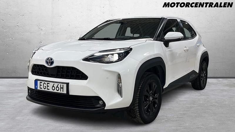 Vit Begagnad 2022 Toyota Yaris Hybrid | 239 900 kr (Bra pris) - Bild 1/4