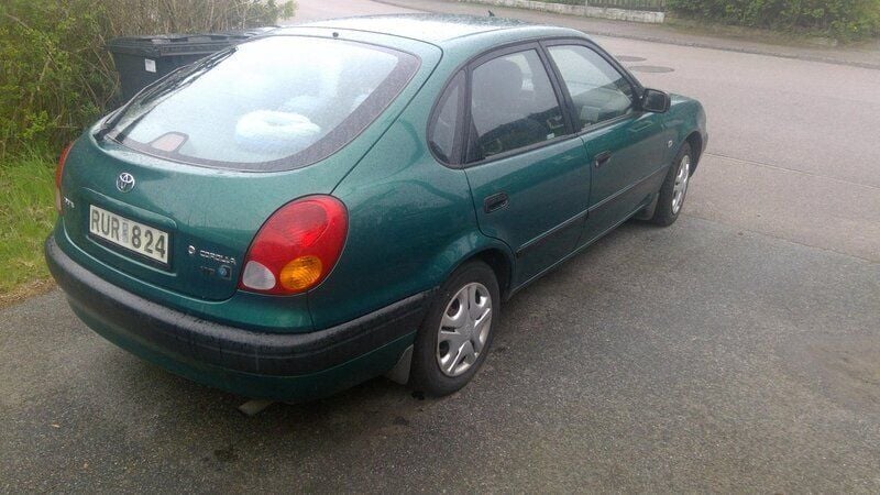 Grön Begagnad 2000 Toyota Corolla Halvkombi | 18 000 kr (Marknadspris) - Bild 1/3