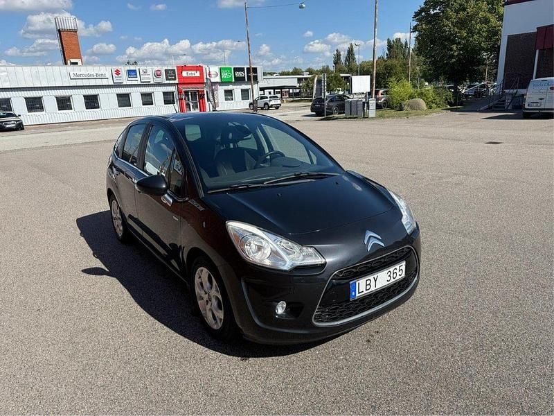 Svart Begagnad 2010 Citroën C3 Halvkombi | 42 500 kr (Marknadspris) - Bild 1/4