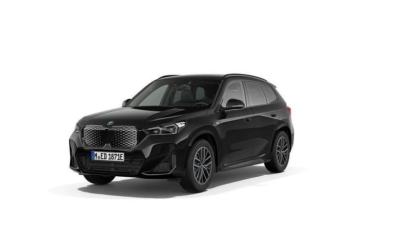 Black sapphire metallic Begagnad 2023 BMW iX1 M Sport SUV | 434 500 kr (Marknadspris) - Bild 1/4