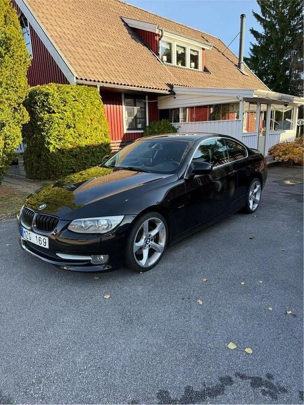 Svart Begagnad 2013 BMW 325 Comfort Edition Sportkupé | 119 000 kr (Marknadspris) - Bild 1/4