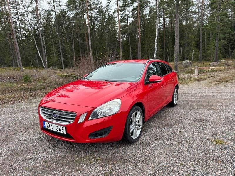 Röd Begagnad 2012 Volvo V60 Kinetic Kombi | 62 500 kr (Superpris) - Bild 1/4