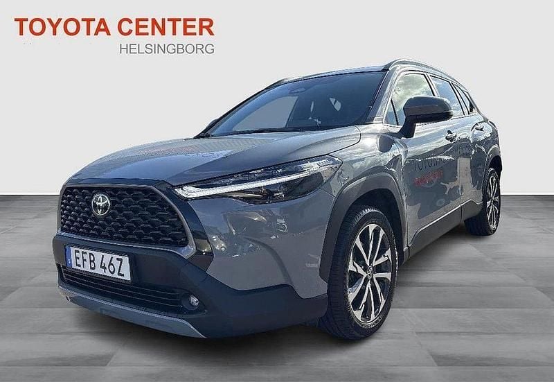 Grå Begagnad 2024 Toyota Corolla Cross Style SUV | 369 900 kr (Lite dyr) - Bild 1/4