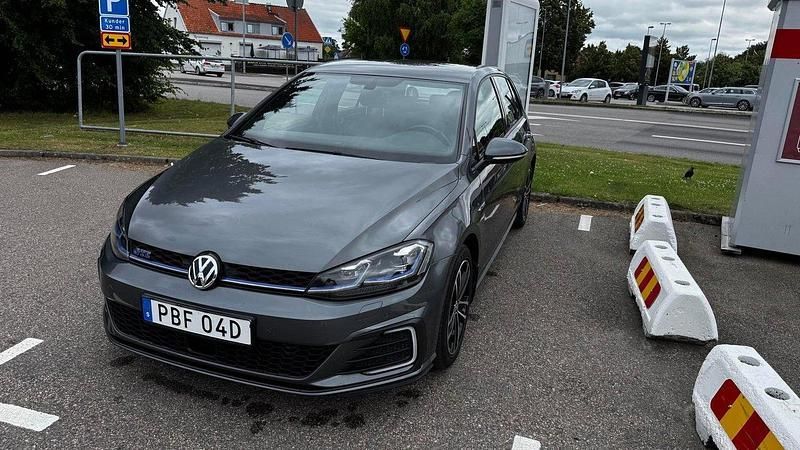 Grå Begagnad 2020 VW Golf VII GTE Halvkombi | 229 000 kr (Marknadspris) - Bild 1/4