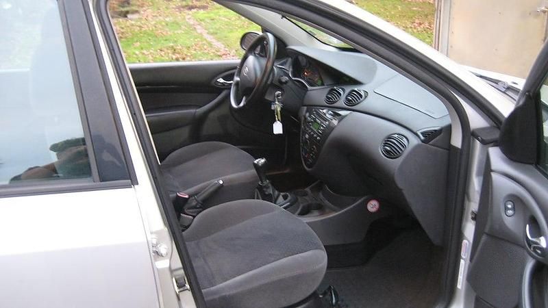 Begagnad Ford Focus 101 HK (74 kW) 2003 Silver Kombi