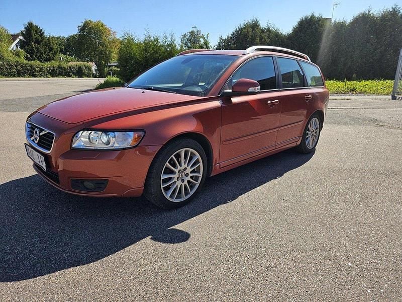 Orange Begagnad 2011 Volvo V50 Summum Kombi | 32 500 kr (Bra pris) - Bild 1/4
