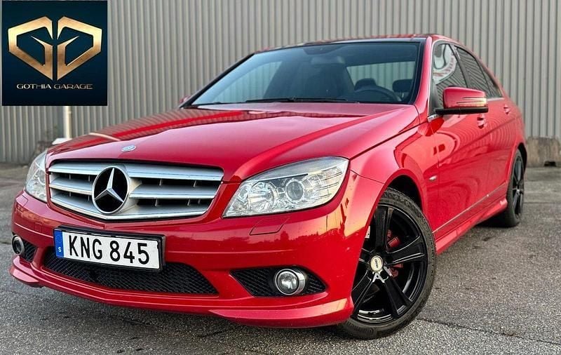 Ljusröd Begagnad 2009 Mercedes C200 AMG Sedan | 99 900 kr (Marknadspris) - Bild 1/4