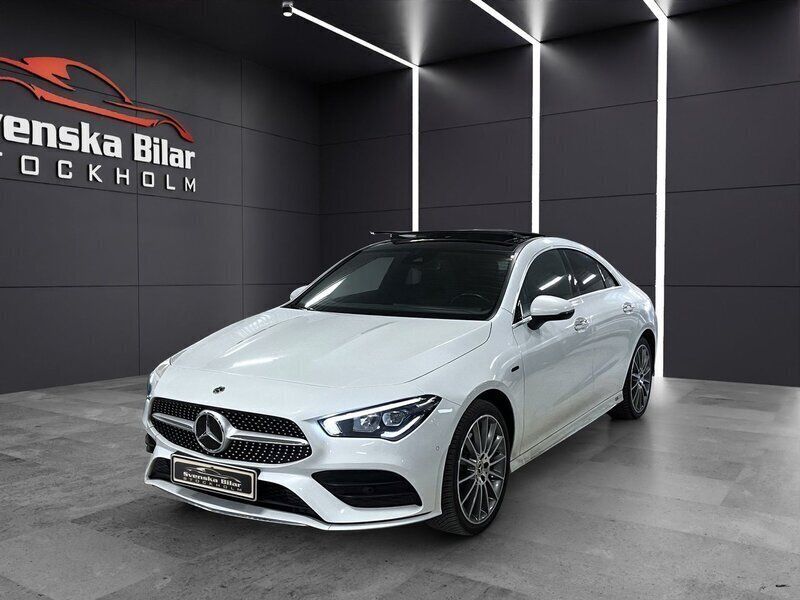 Vit Begagnad 2021 Mercedes CLA250e AMG Sedan | 399 900 kr (Dyr) - Bild 1/4