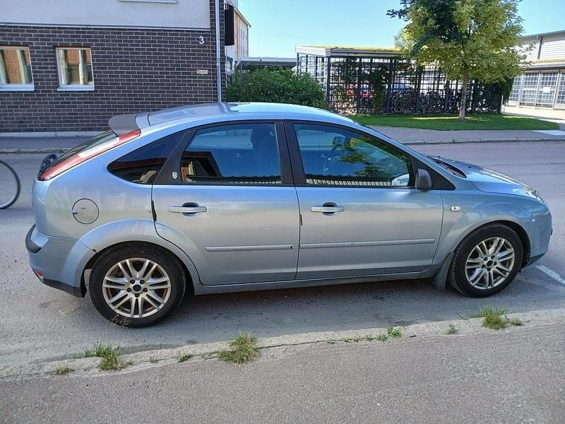Blå Begagnad 2005 Ford Focus Halvkombi | 19 900 kr (Marknadspris) - Bild 1/4