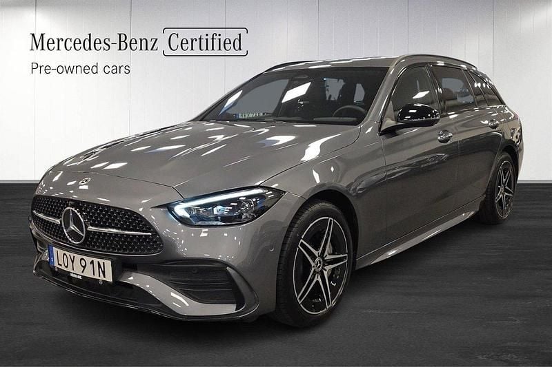 Grå Begagnad 2024 Mercedes C300e AMG Kombi | 509 000 kr (Marknadspris) - Bild 1/4