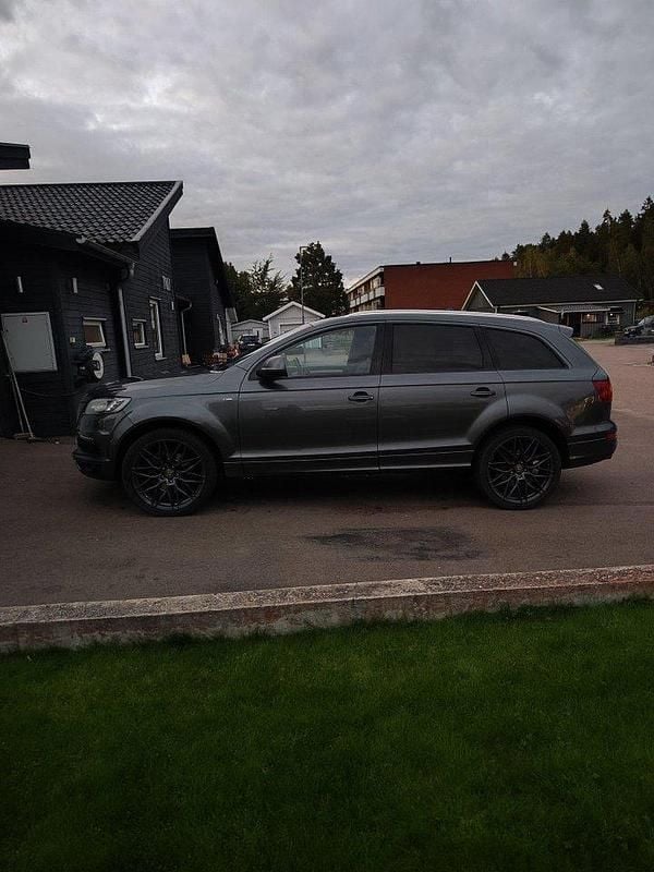 Grå Begagnad 2014 Audi Q7 SUV | 140 000 kr (Bra pris) - Bild 1/4