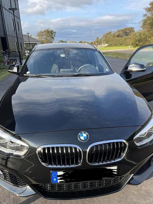 Svart Begagnad 2017 BMW 118 M Sport Halvkombi | 169 000 kr (Marknadspris) - Bild 1/4